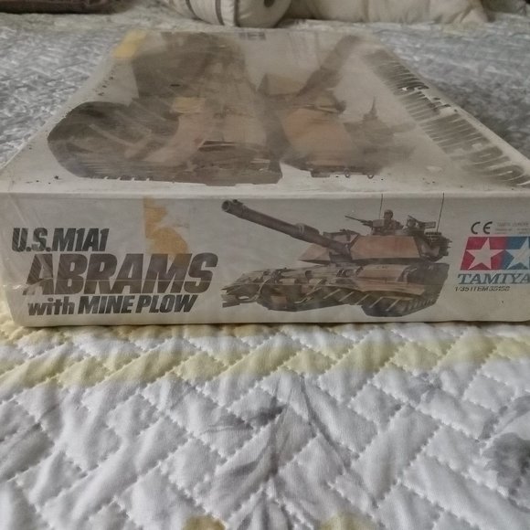 Tamiya M1A1 Abrams with Mine Plow 1/35 Sealed - Picture 3 of 6